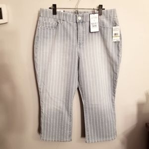 Skinny leg capris size 14 by Gloria Vanderbilt